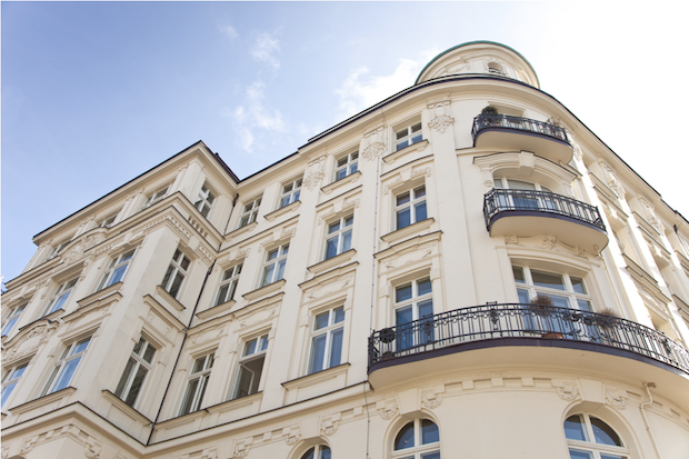 Dispositif-Denormandie. Façade d'immeuble avec trois balcons. Ciel ensoleillé