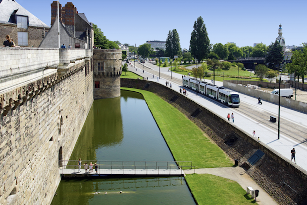 vue de la ville de Nantes- tramway passants espaces verts ciel bleu