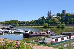 Achat appartement Angers. Maine Angers, Port, Bateaux en arrière plan des arbres, cathédrale d'Angers