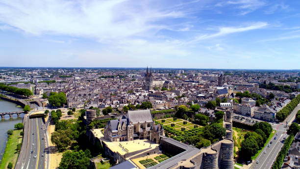 Achat appartement Angers. Vue aérienne de Angers avec le château au premier plan puis la ville derrière