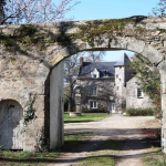 loi monument historique-entrée du manoir cour intérieur ciel bleu