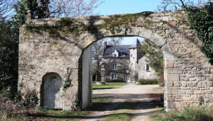 loi monument historique-entrée du manoir cour intérieur ciel bleu