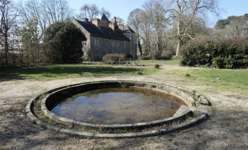 loi monument historique-jardin puit manoir ciel bleu