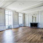 investissement monument historique-pièce de vie appartement ancien vide parquet moulures cheminée plusieurs fenêtres