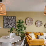 investir colocation-séjour meublé parquet tableaux lampes allumées