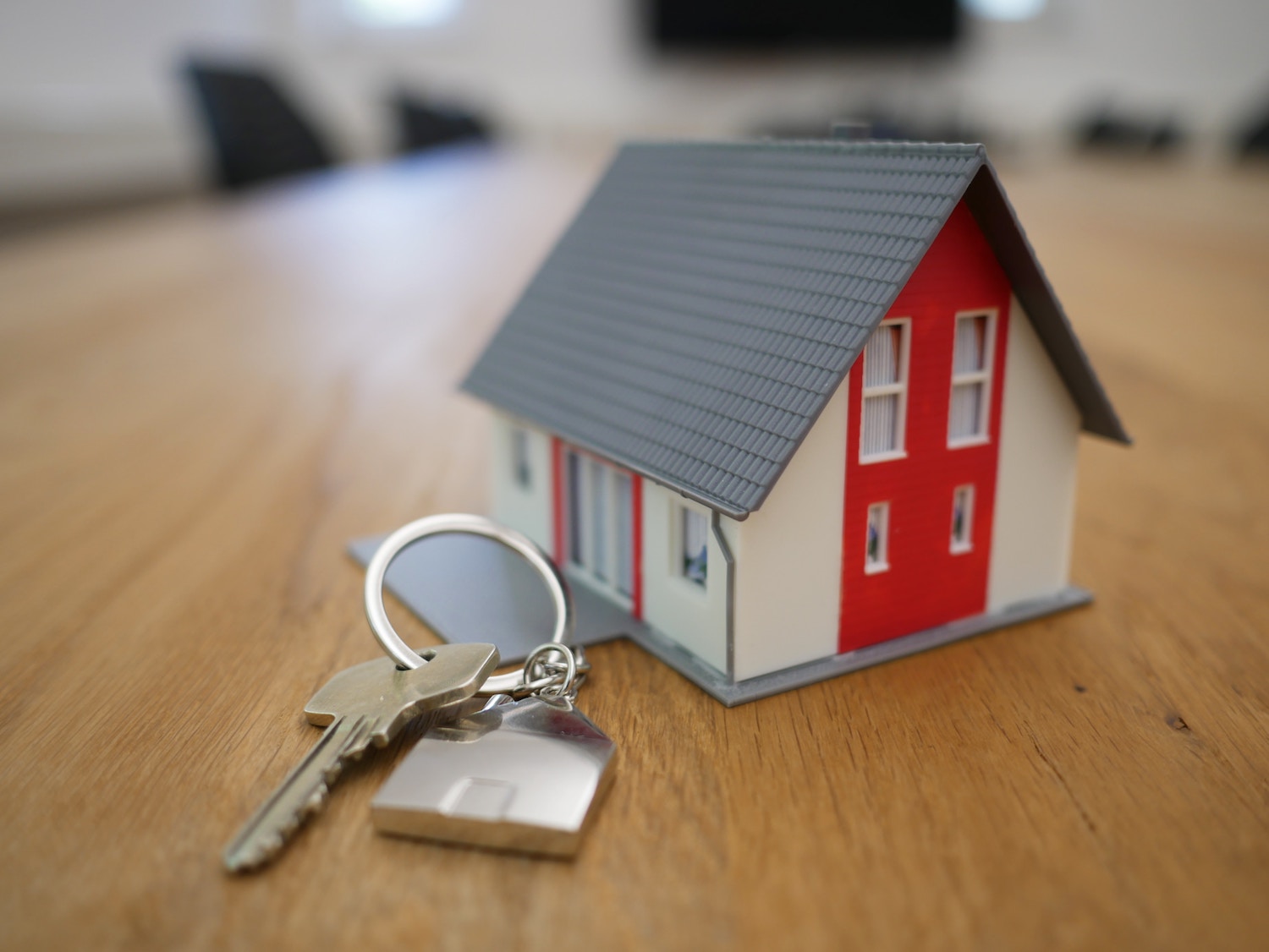 gestion immobilière-maquette de maison posée sur une table clés