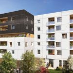 investir à nantes-façade de résidence neuve arbres ciel bleu