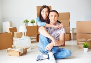 acheter à 2 sans être marié-couple entouré de cartons de déménagement