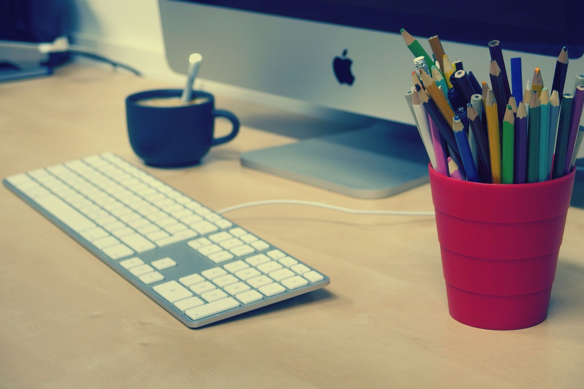 investir en residence etudiante-bureau avec ordinateur pot de crayons et tasse de café