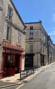 vente immobilière la rochelle façades immeubles anciensLa Rochelle